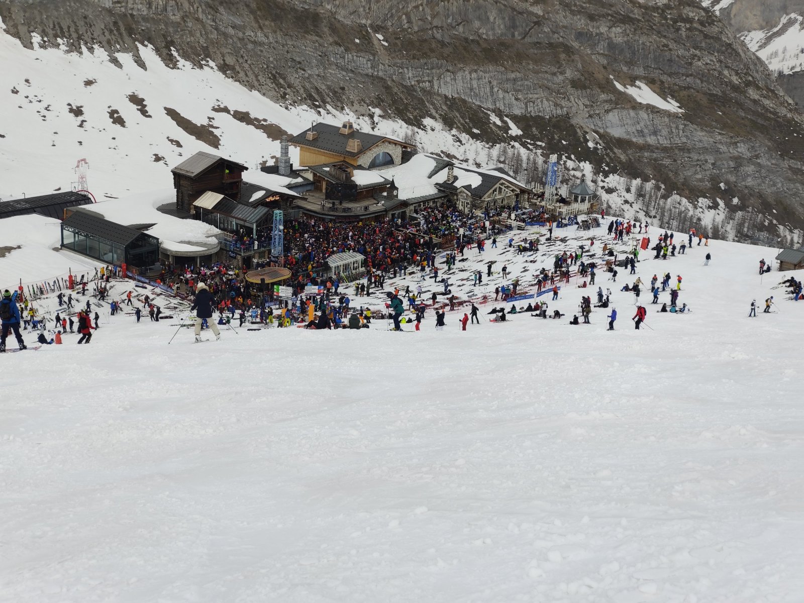 La Foile Douce, a hegyi zenés-táncos hely igazi nagyüzemben