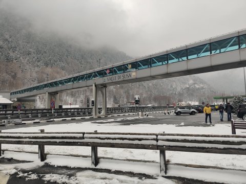 Susa, friss hó odafelé, a galéria végén ugyanerről a helyről egy kép, ahogy le van olvadva