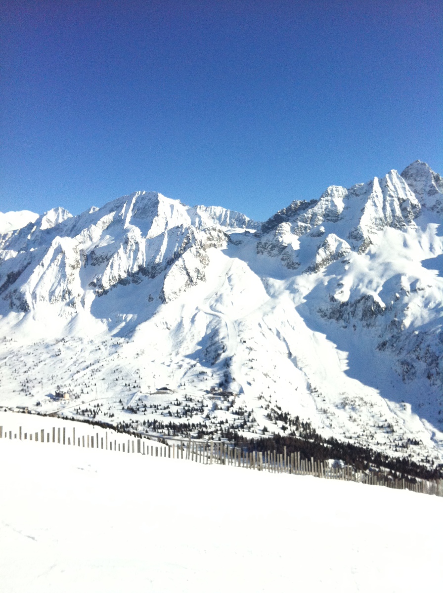 A gleccser a szemközti oldalról fotózva, a freeride terület a mögötte lévő völgyben van