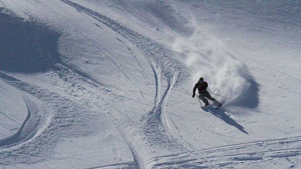 Stefano csapatja a szűz havat (Fred Wallace felvétele)