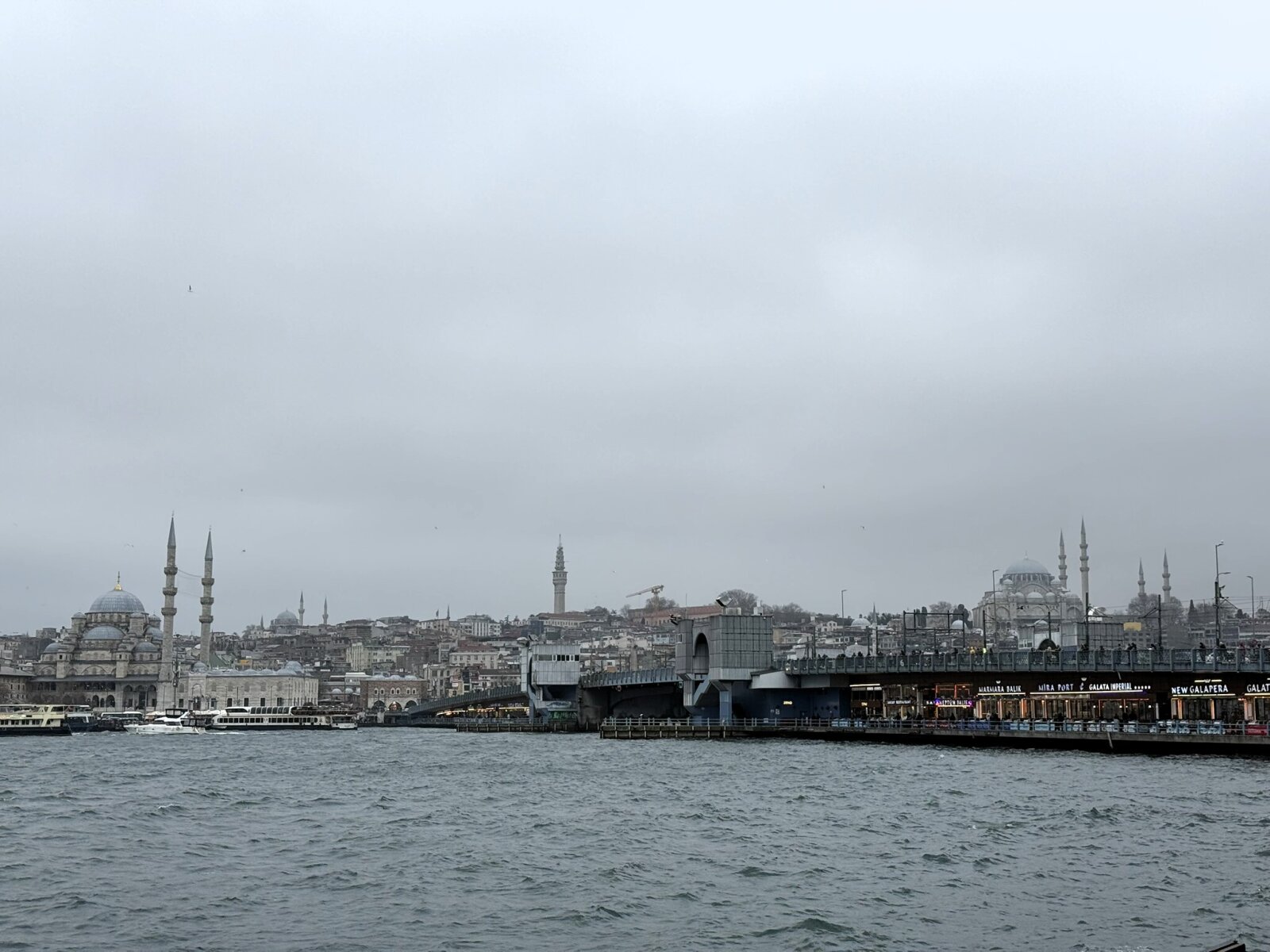 Borús időjárás Isztambulban, cserébe elfogadható turista mennyiség