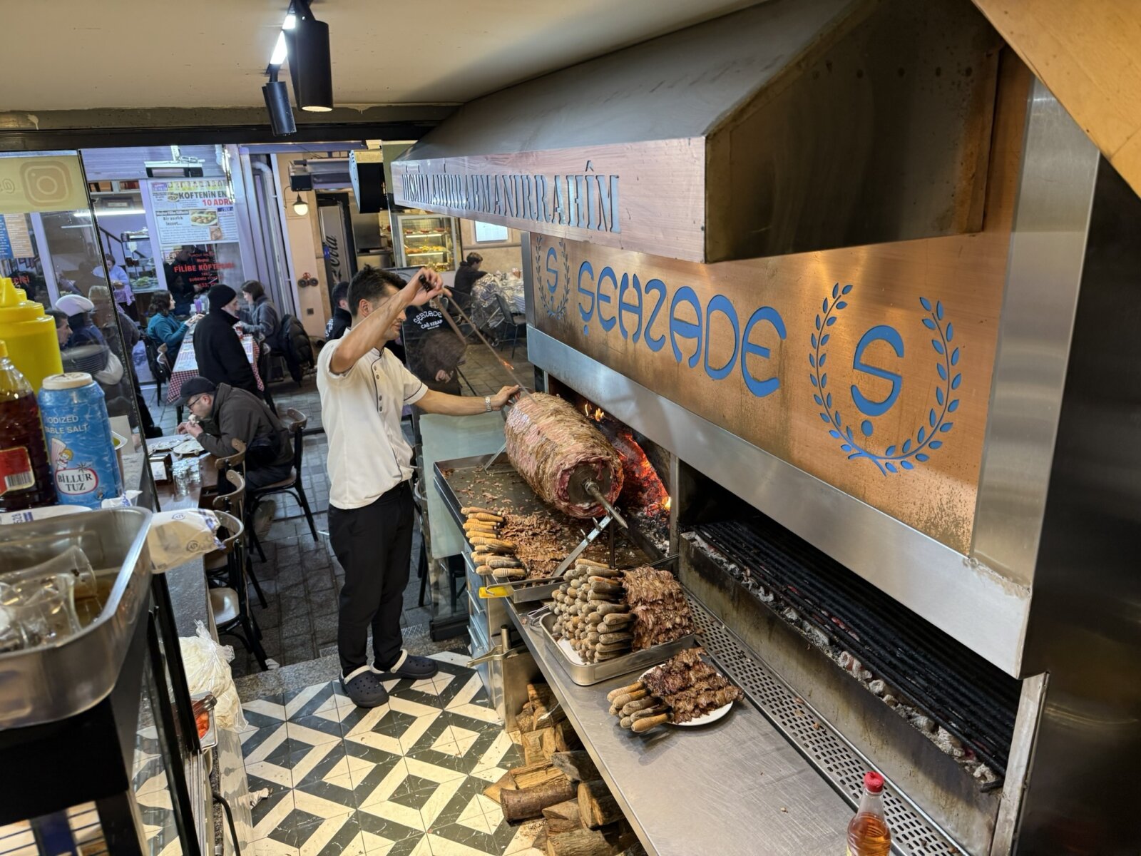 Şehzade Cağ Kebap - az egyik leghíresebb kebab isztambulban, ahol vízszintes nyárson sült, bárányhúst szolgálnak fel