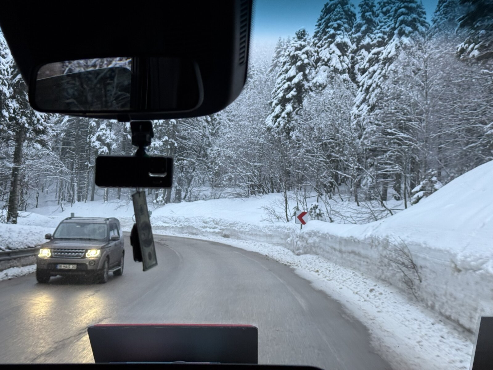 Útban Uludag felé már méteres hófalak állnak az út két oldalán