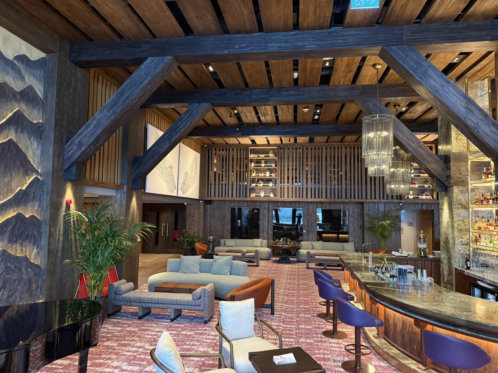 A szálloda hatalmas, alpesi stílusó előtere (lobby)