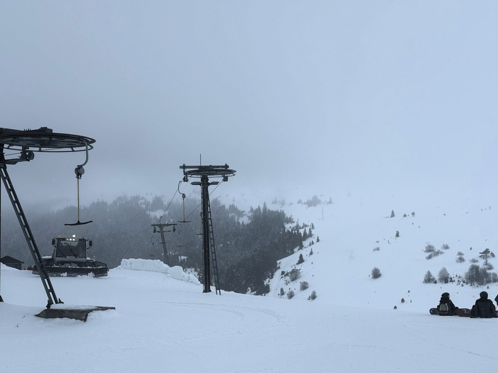 A síterepet 25 lift szolgálja ki, melyből 14 hasonló húzós