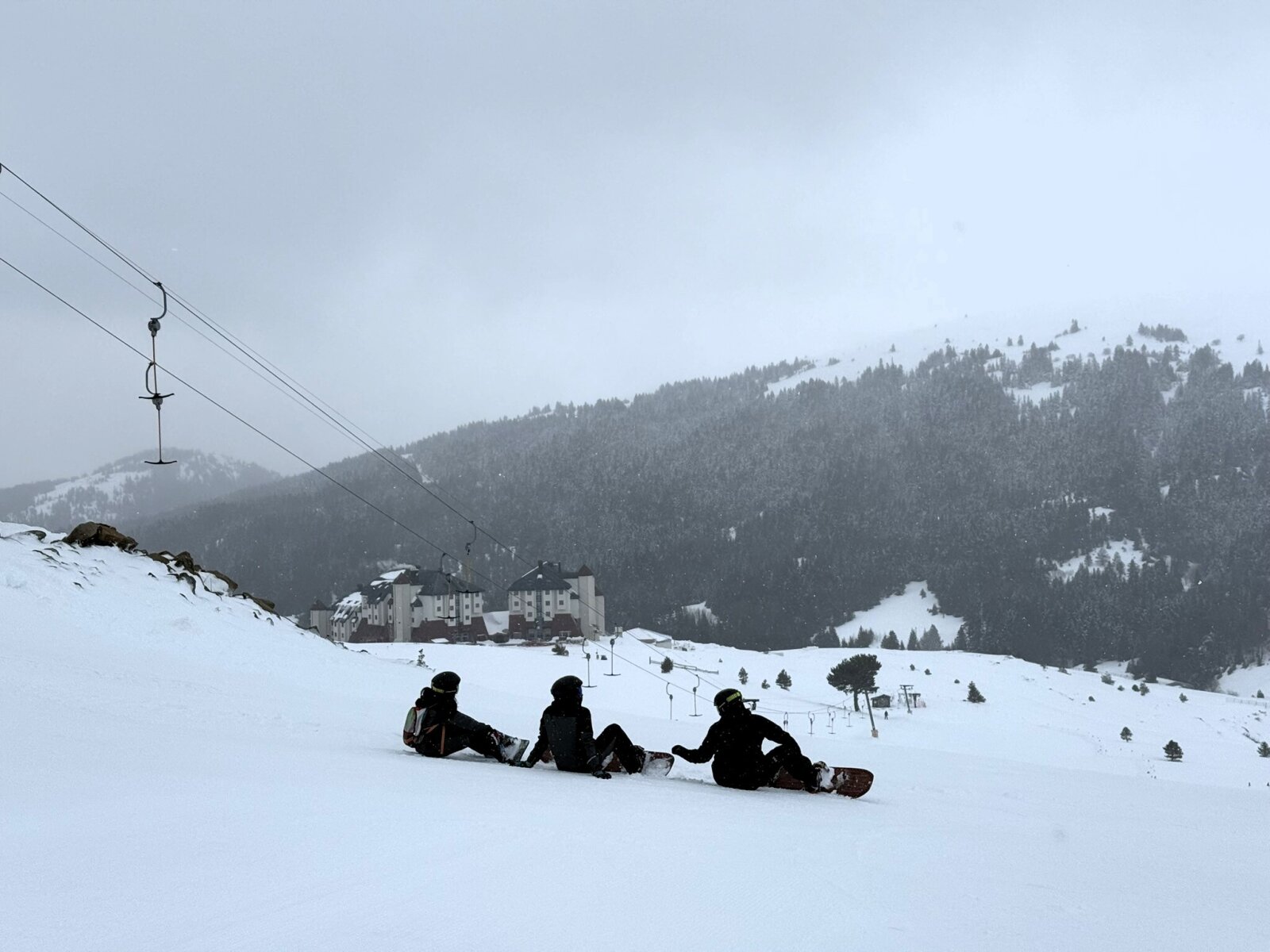 A metsző szél miatt csak pár bátor sí & snowboard társ merészkedett ki a pályákra