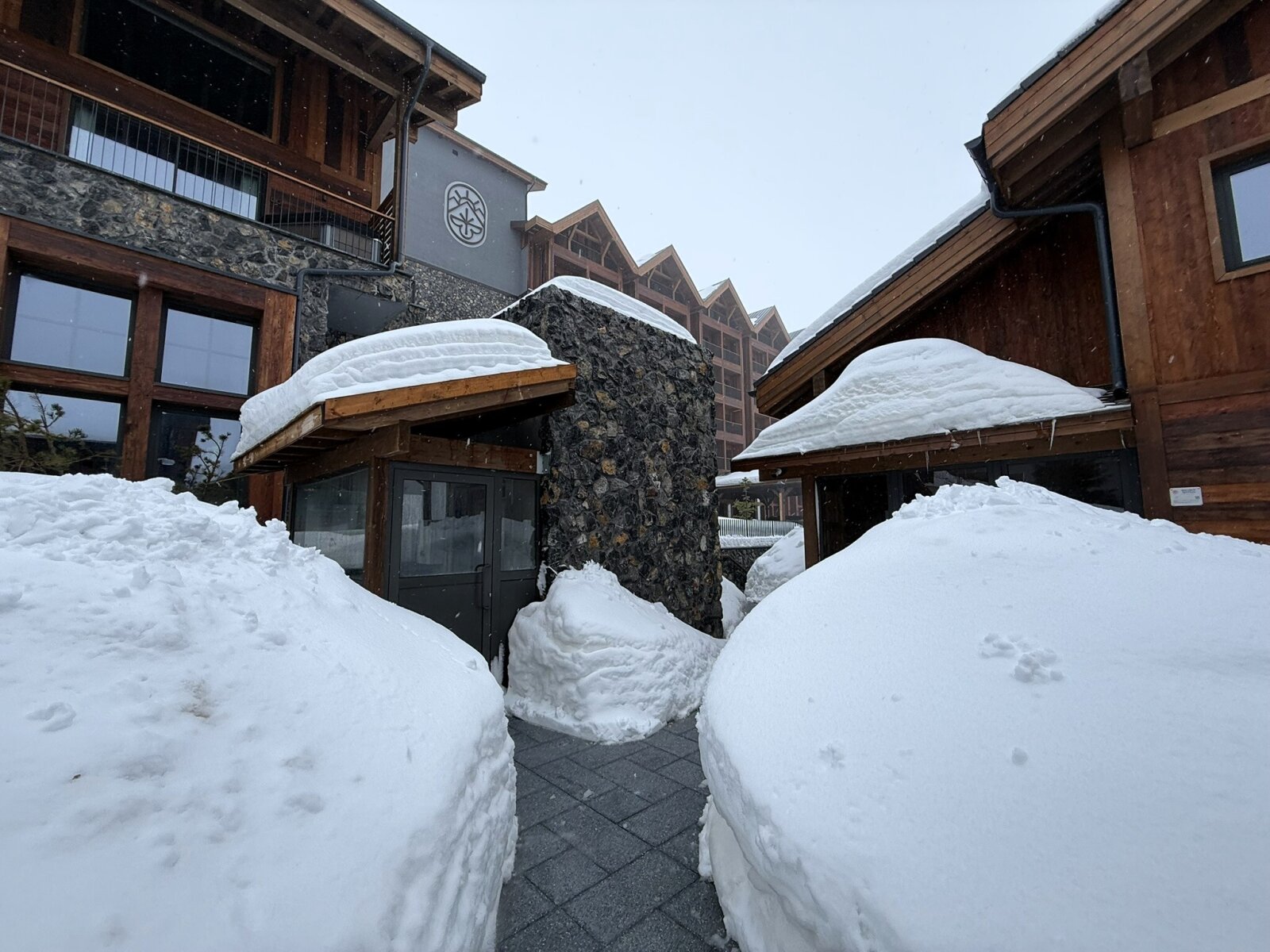 Hófalak a szállodánkhoz vezető járda mellett