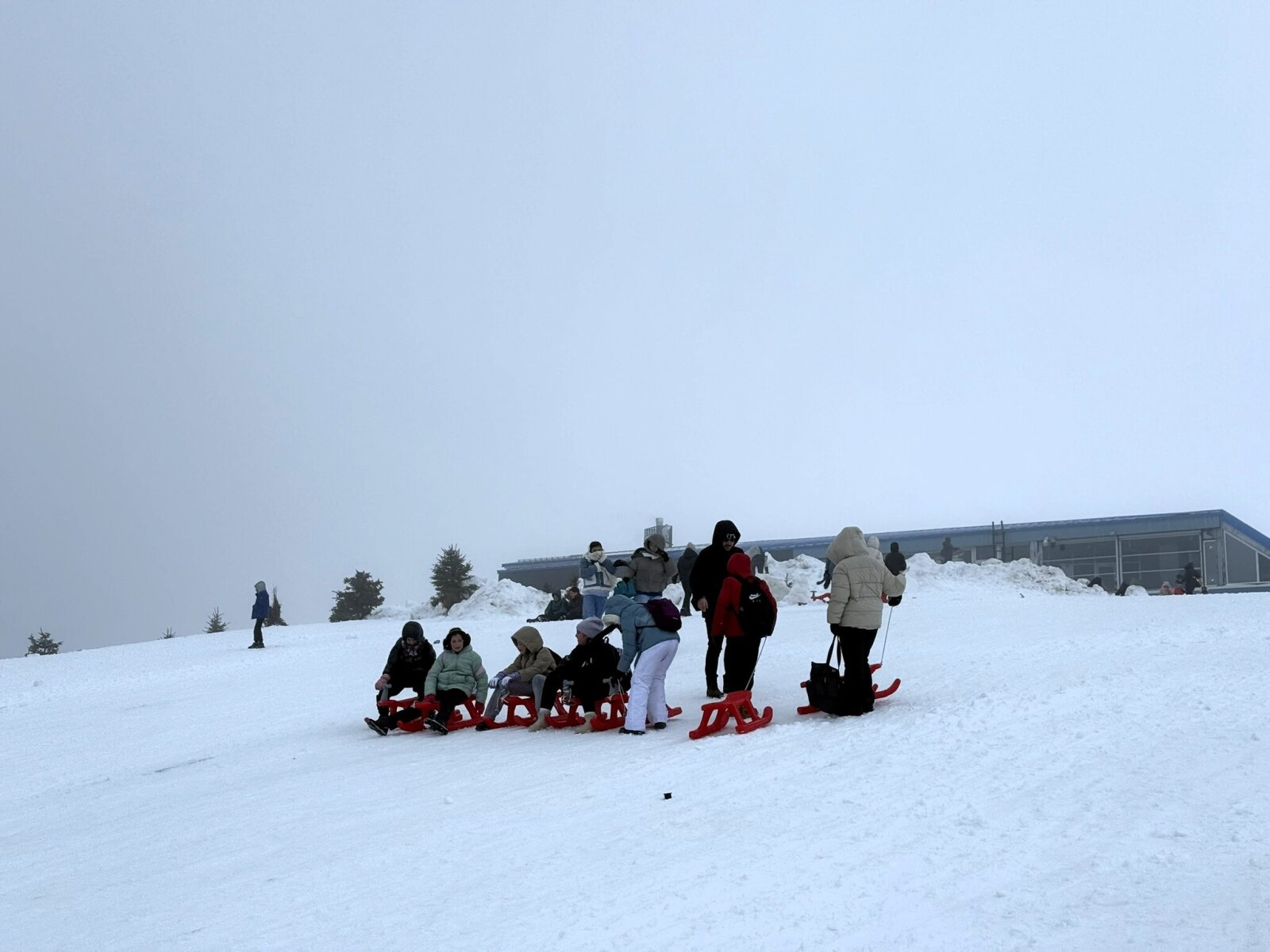 Török iskolás csoportok látogatnak ki, hogy ismerkedjenek a hóval