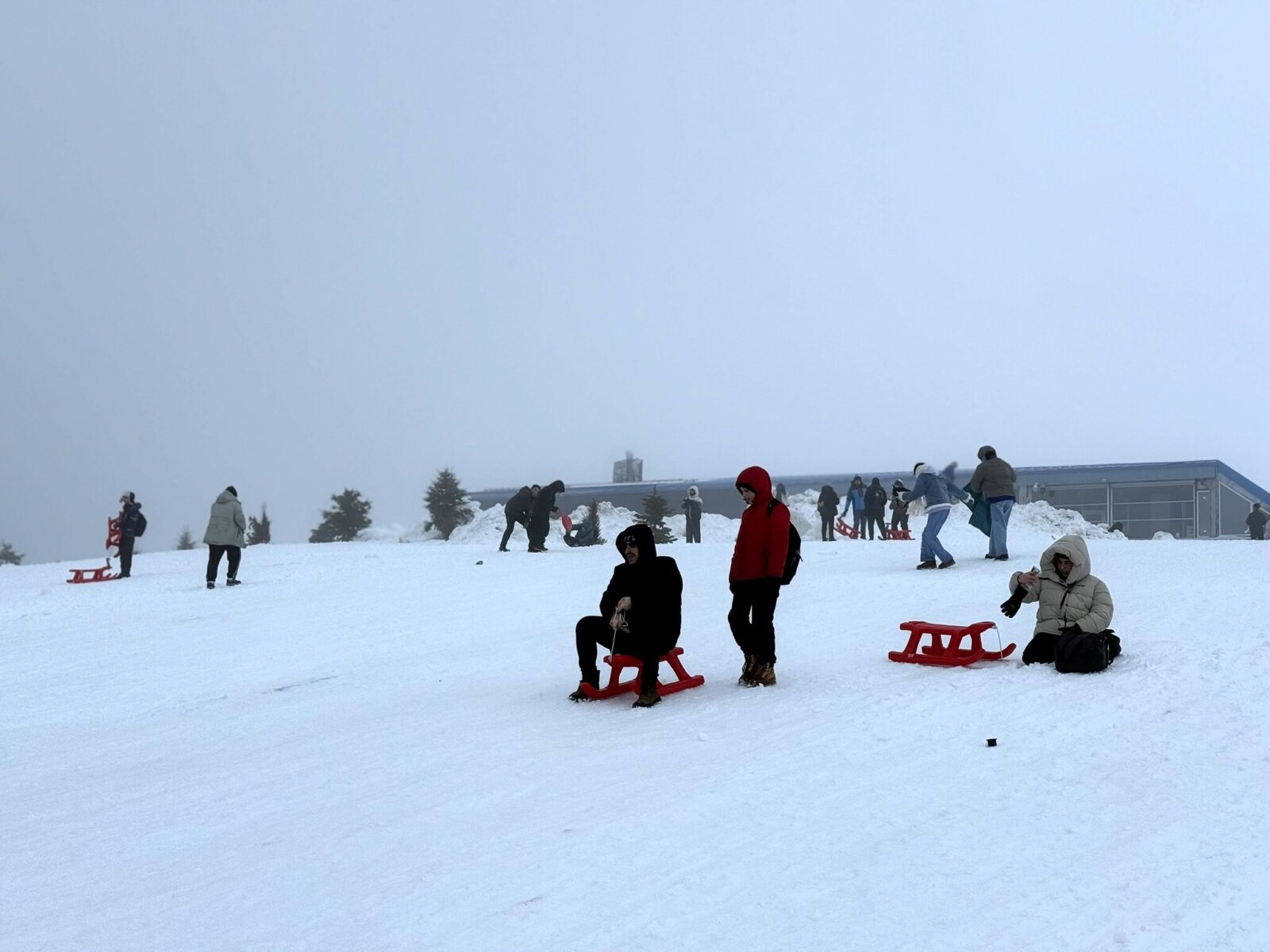 Török iskolás csoportok látogatnak ki, hogy ismerkedjenek a hóval