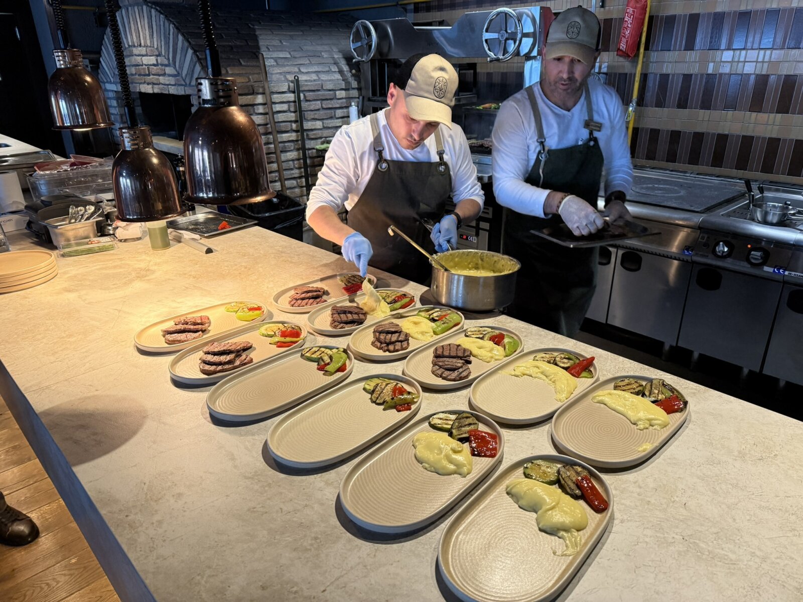 Készül az ebéd: grillezett marhahús és zöldségek, krumplipürével