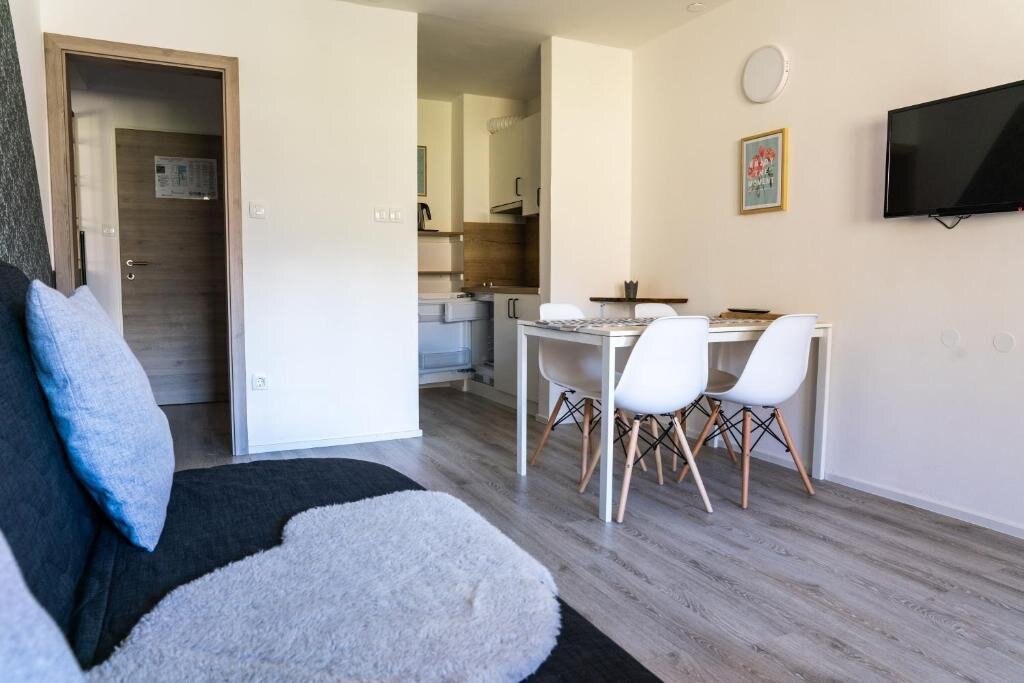 1 külön hálószobás apartman (hegyre néző)