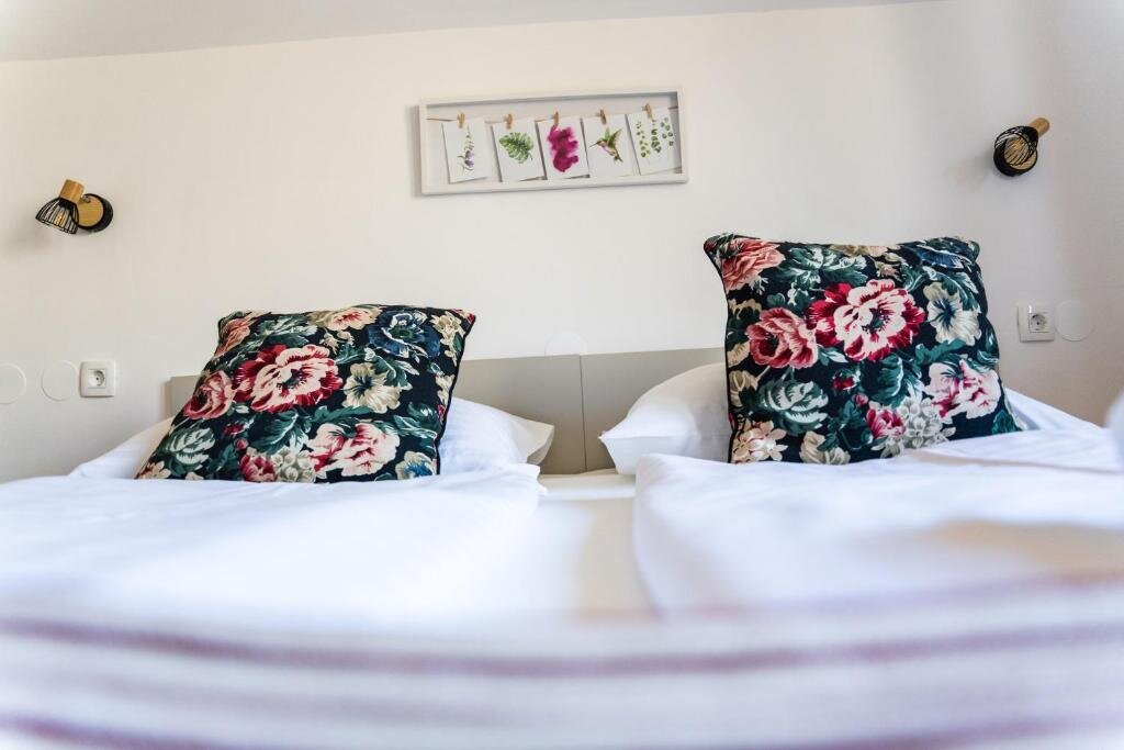 1 külön hálószobás apartman (hegyre néző)