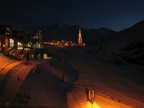 Les Menuires by night