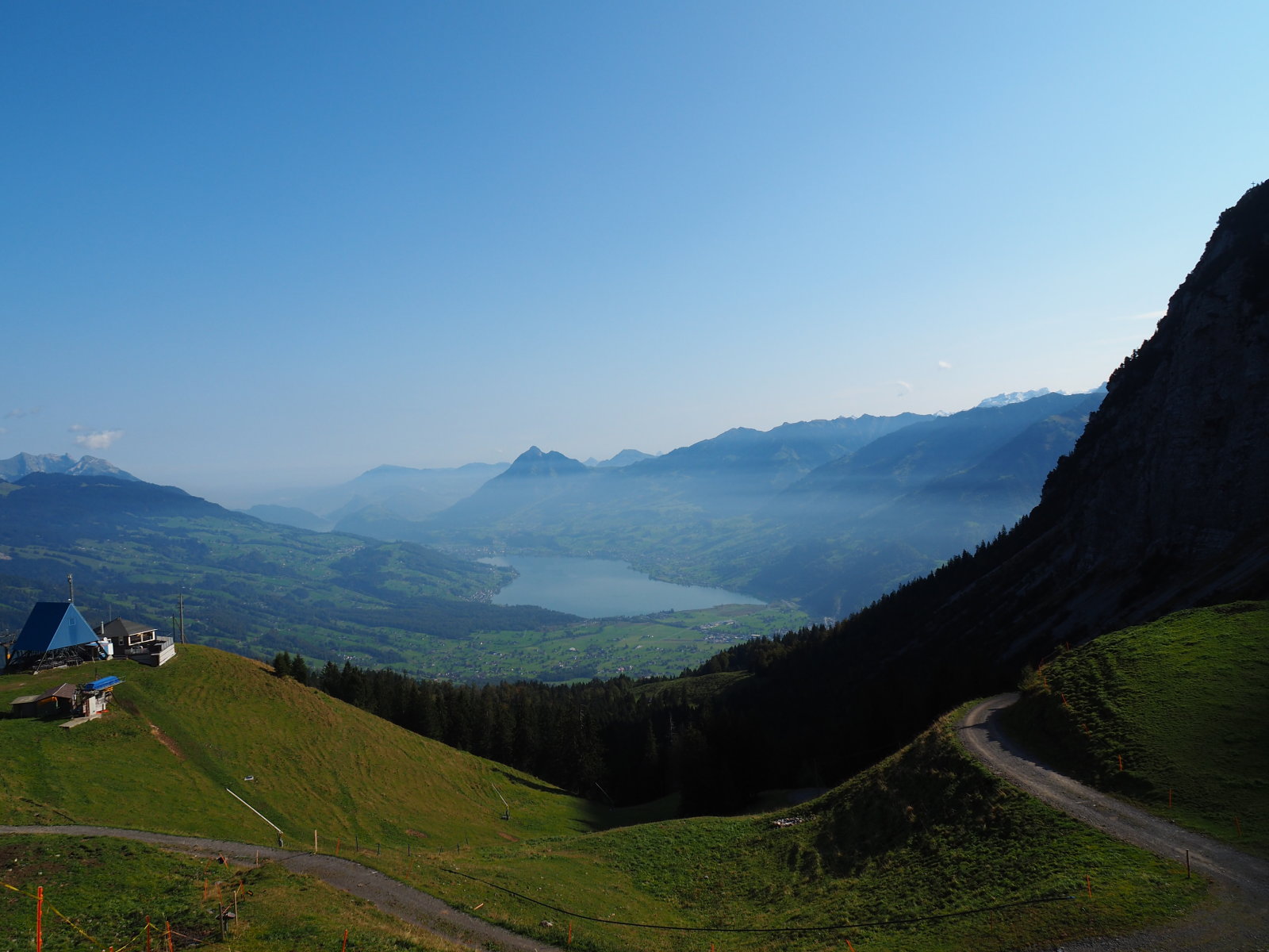 az út felfelé a sípályán