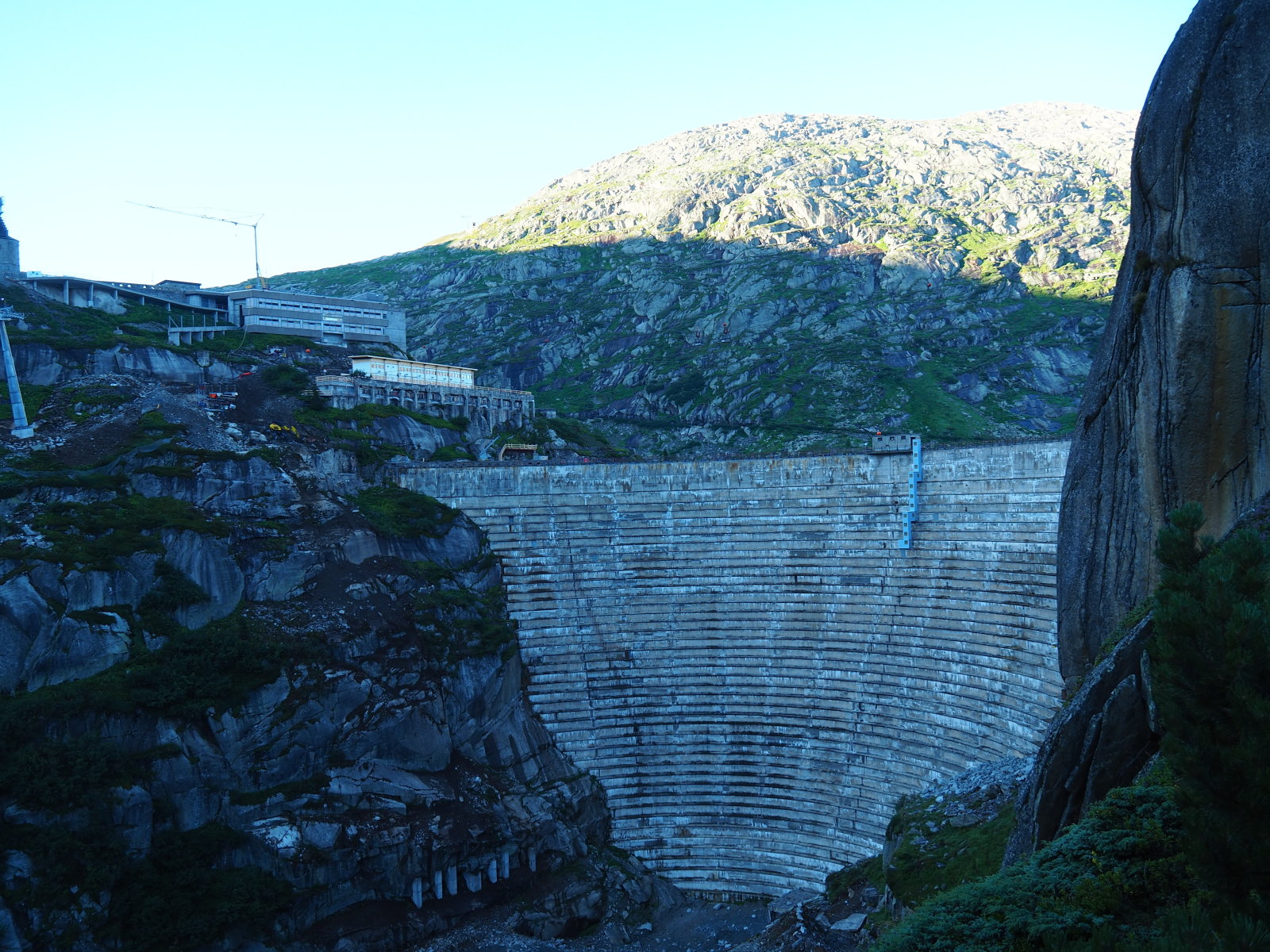 balra a Grimsel Hospiz szemben a Grimsel gát