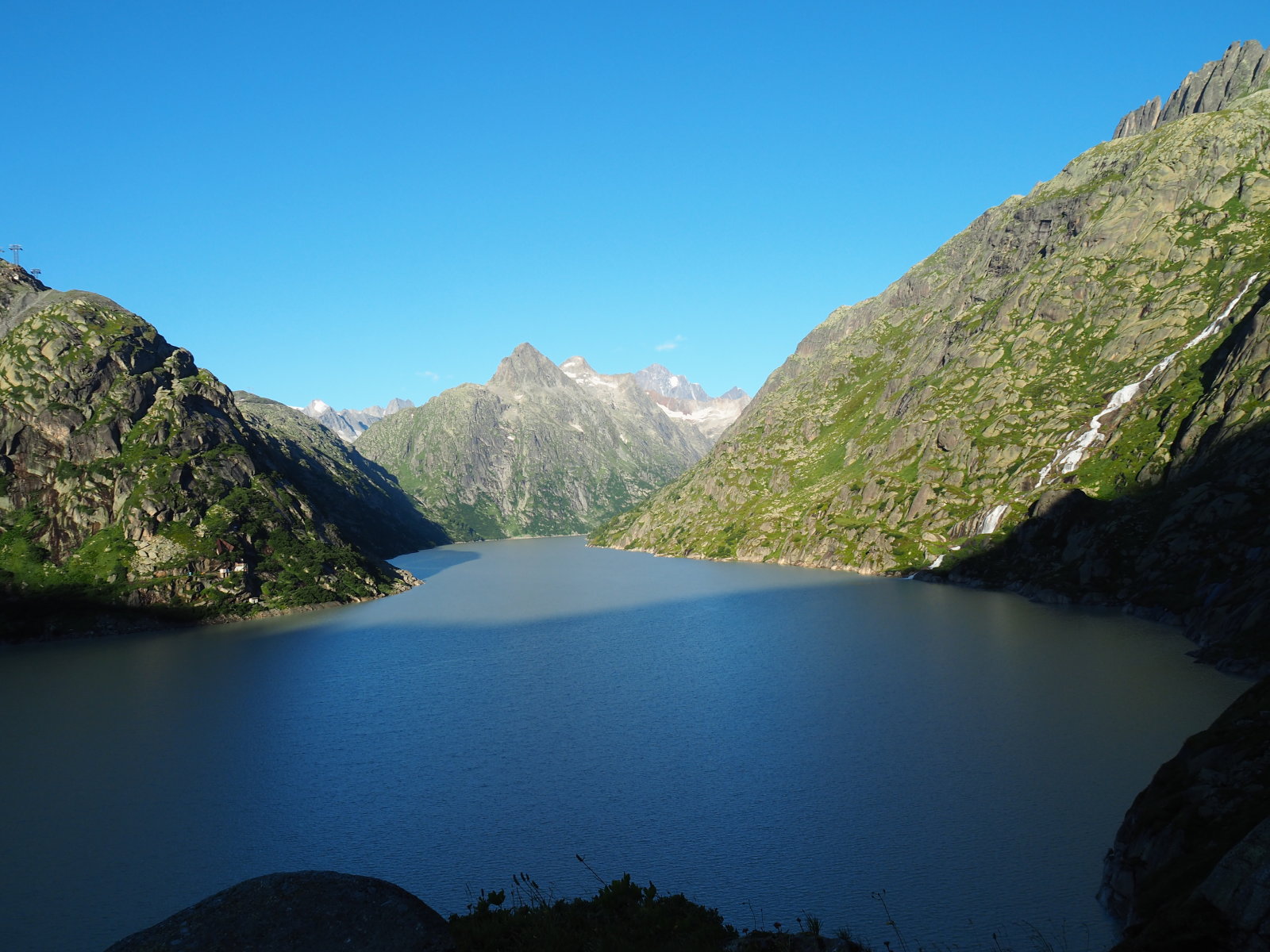 Kelet nyugat irány a Grimsel tó bal oldalán