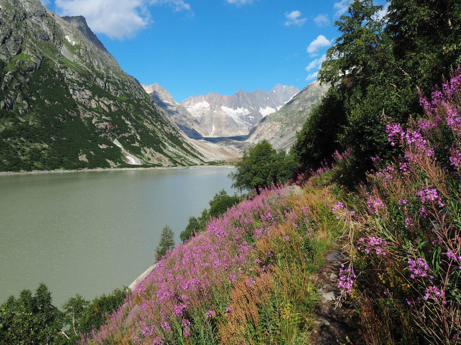 a völgy végén már látszanak a 4 ezres hegyek
