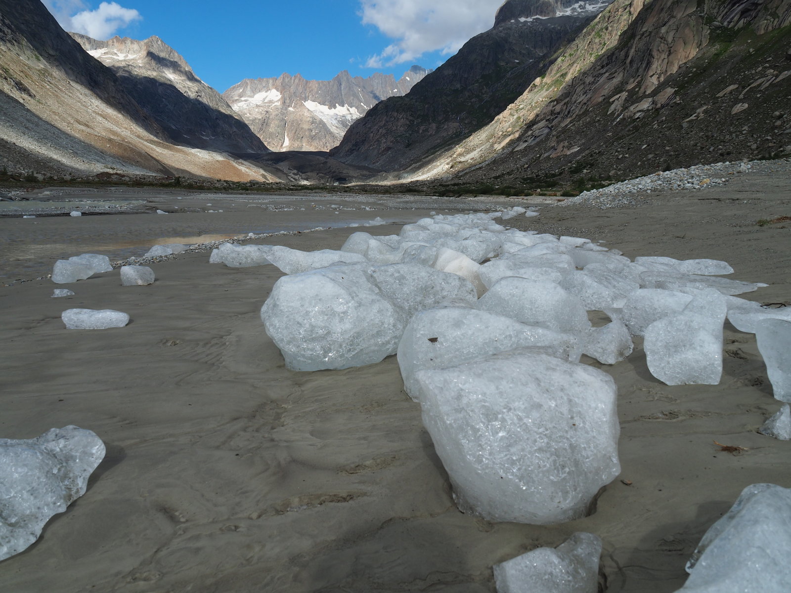 ahol véget ért a Grimsel tó a patak szélén jégdarabok voltak