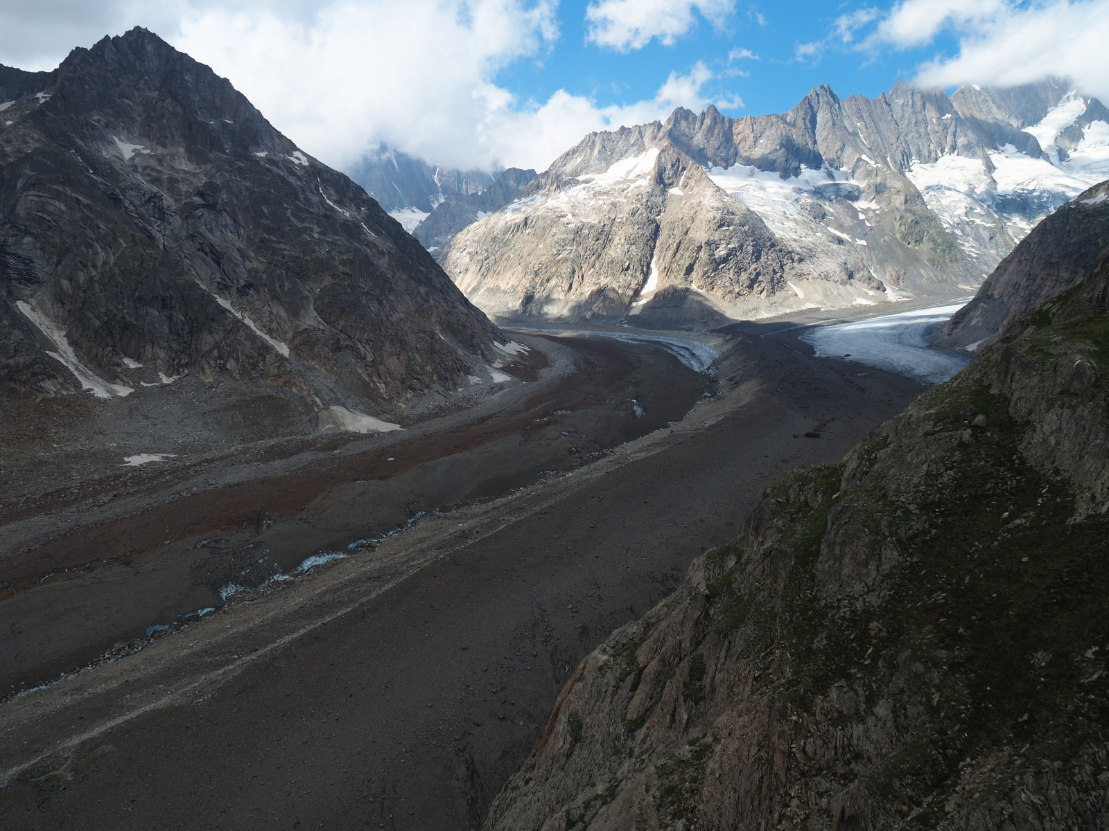 balra a völgyben a Finsteraarhorn felhőben