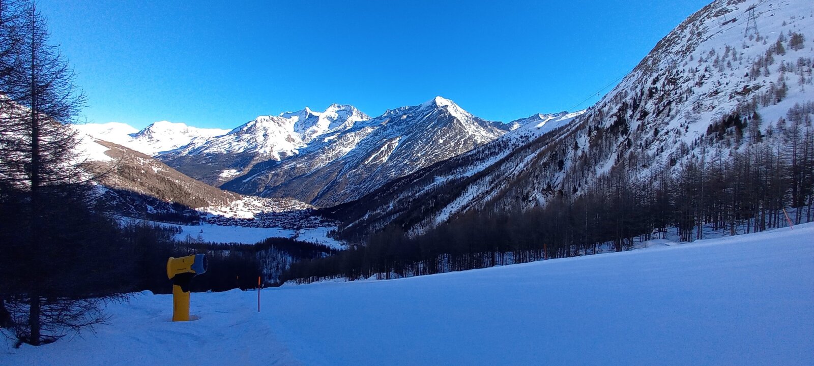 A faluban már kezd besütni a Nap