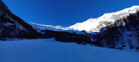 Indulás fellele itt még a pályák mellett