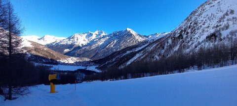 A faluban már kezd besütni a Nap