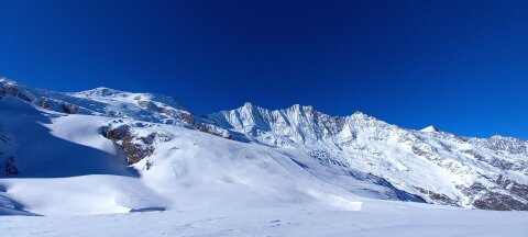 Középen a Dom 4545m, a környék legmagasabb hegye