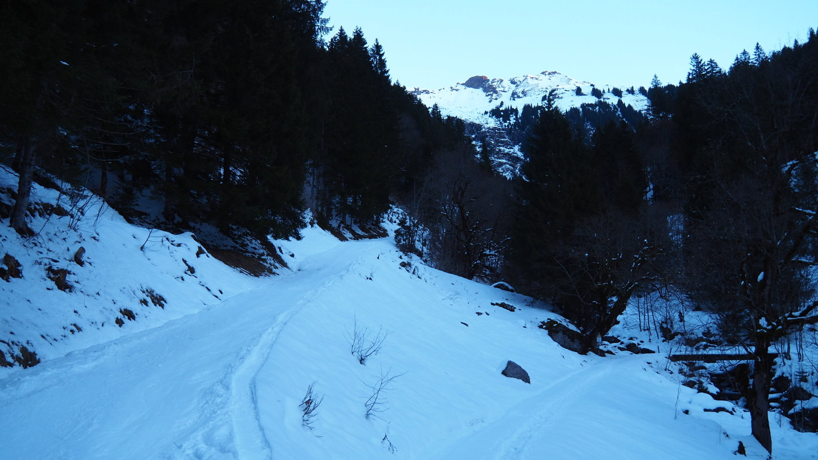 Reggel a völgyben még nem süt be a Nap