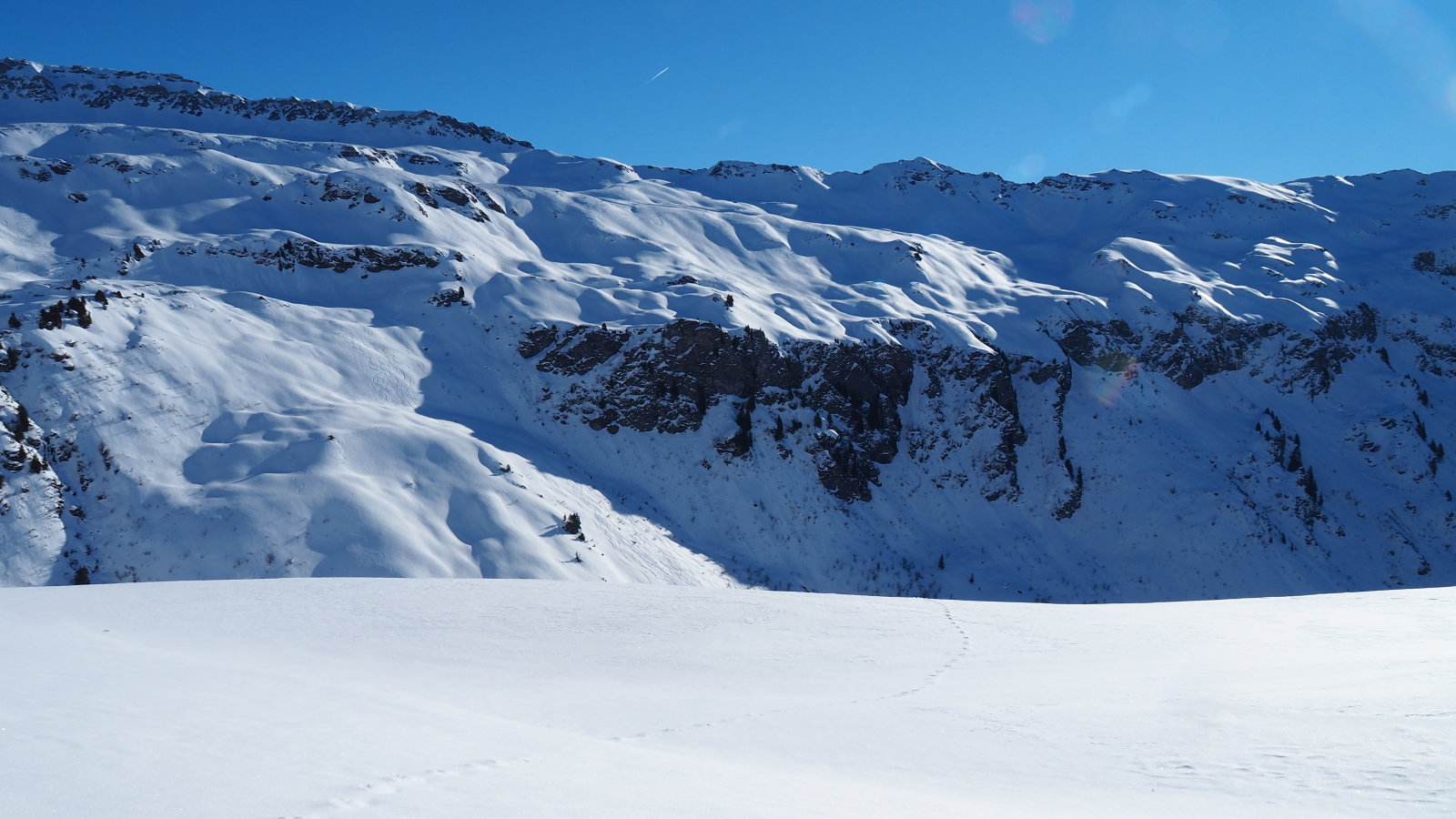 Szemben a meredek fal mellett balra látszanak sínyomok ott decemberben nem mertem felmenni