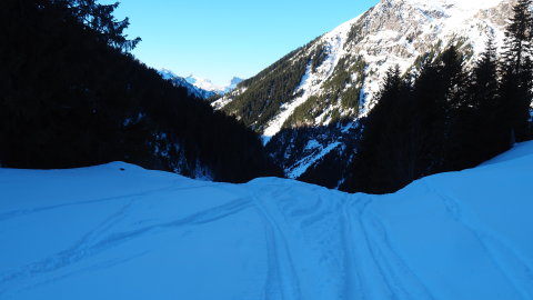 Később a háttérben már süt a Nap