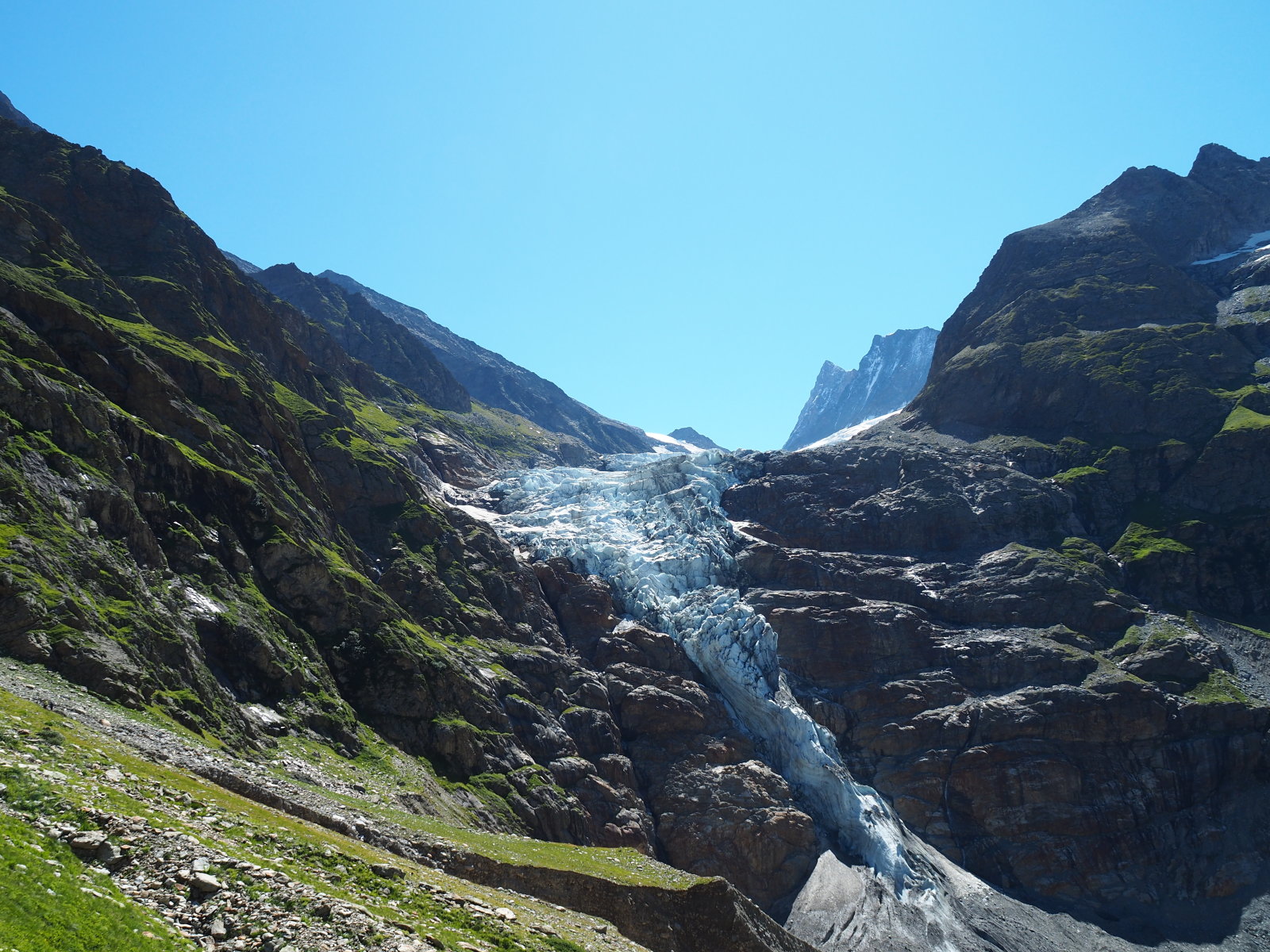 hátul a Finsteraarhorn balra a Schreckhorn hütte