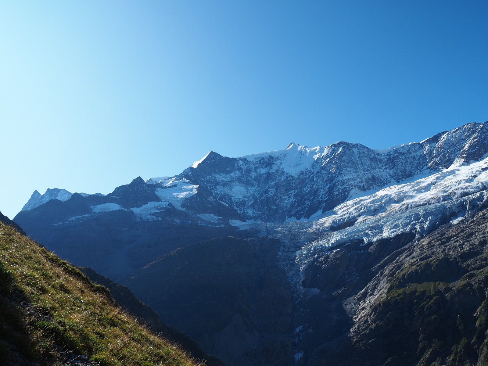 bal oldalon a Finsteraarhorn