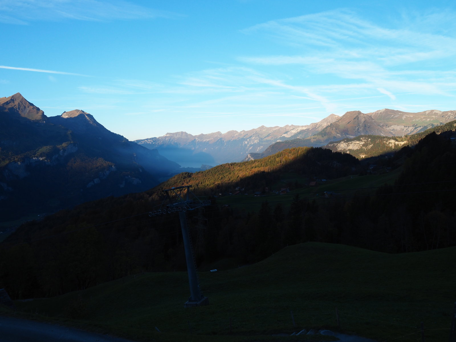itt még csak kezd besütni a nap a völgybe