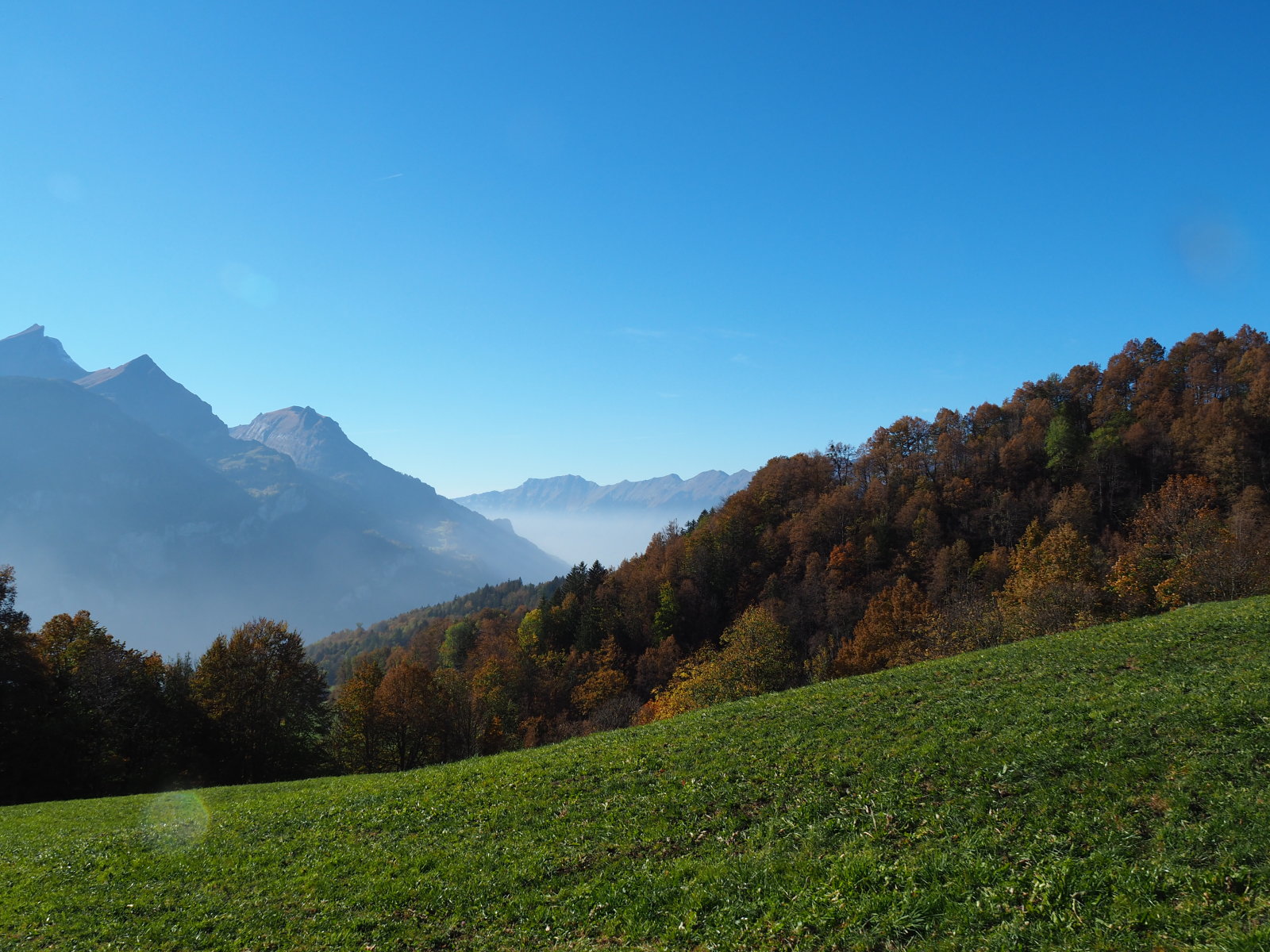 a pára a Brienzersee felett látható