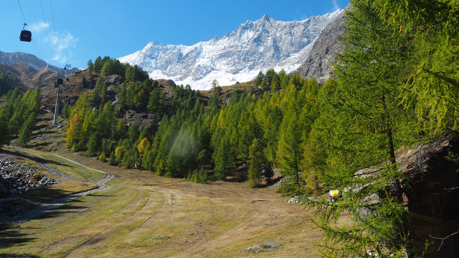A völgyben, túrázás a sípálya mellett