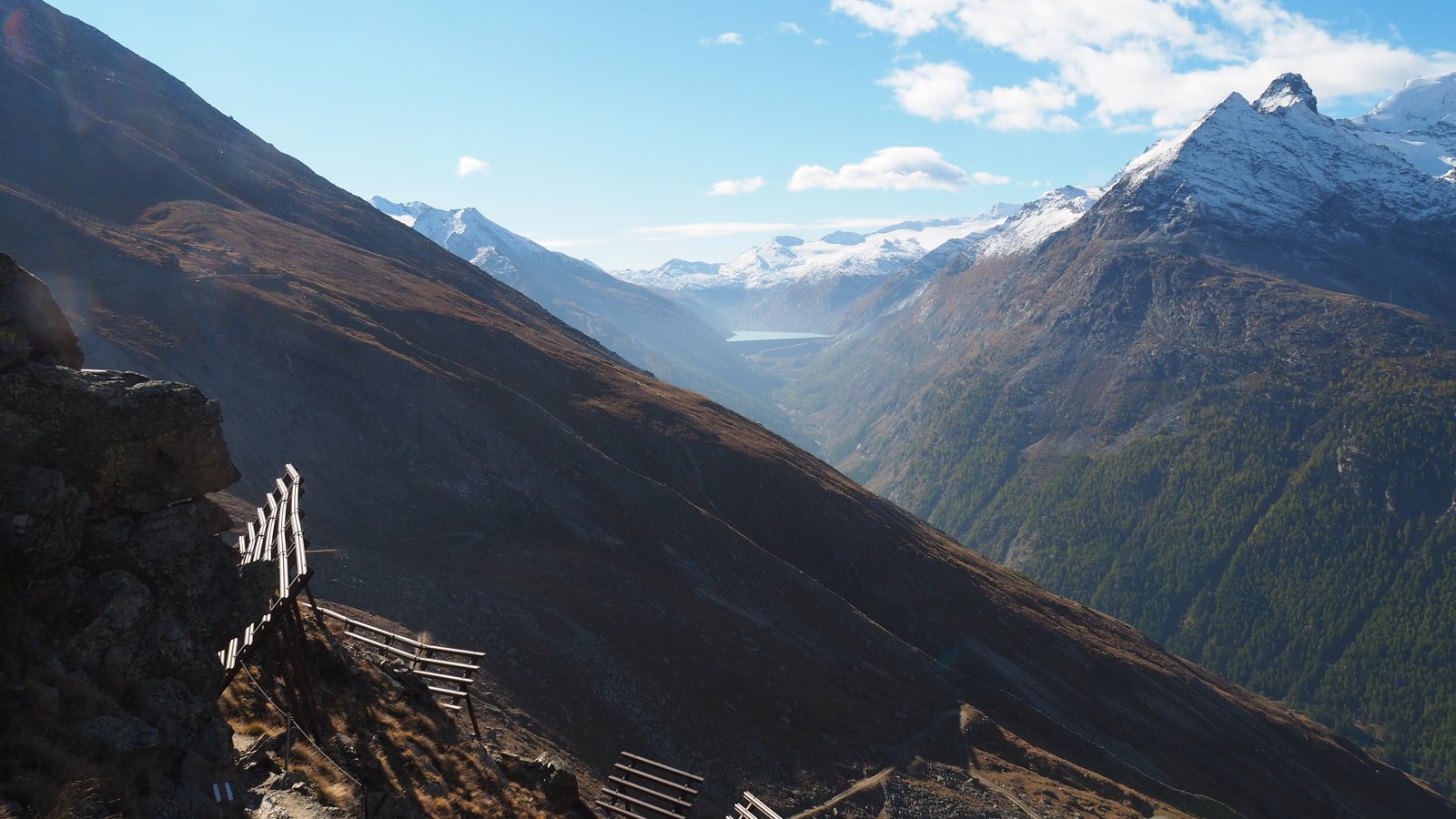 Háttérben a Mattmarksee