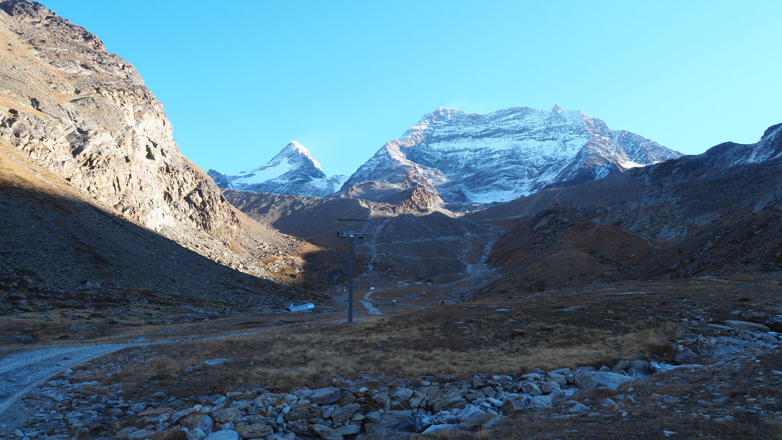 Az út a sípálya mellett visz