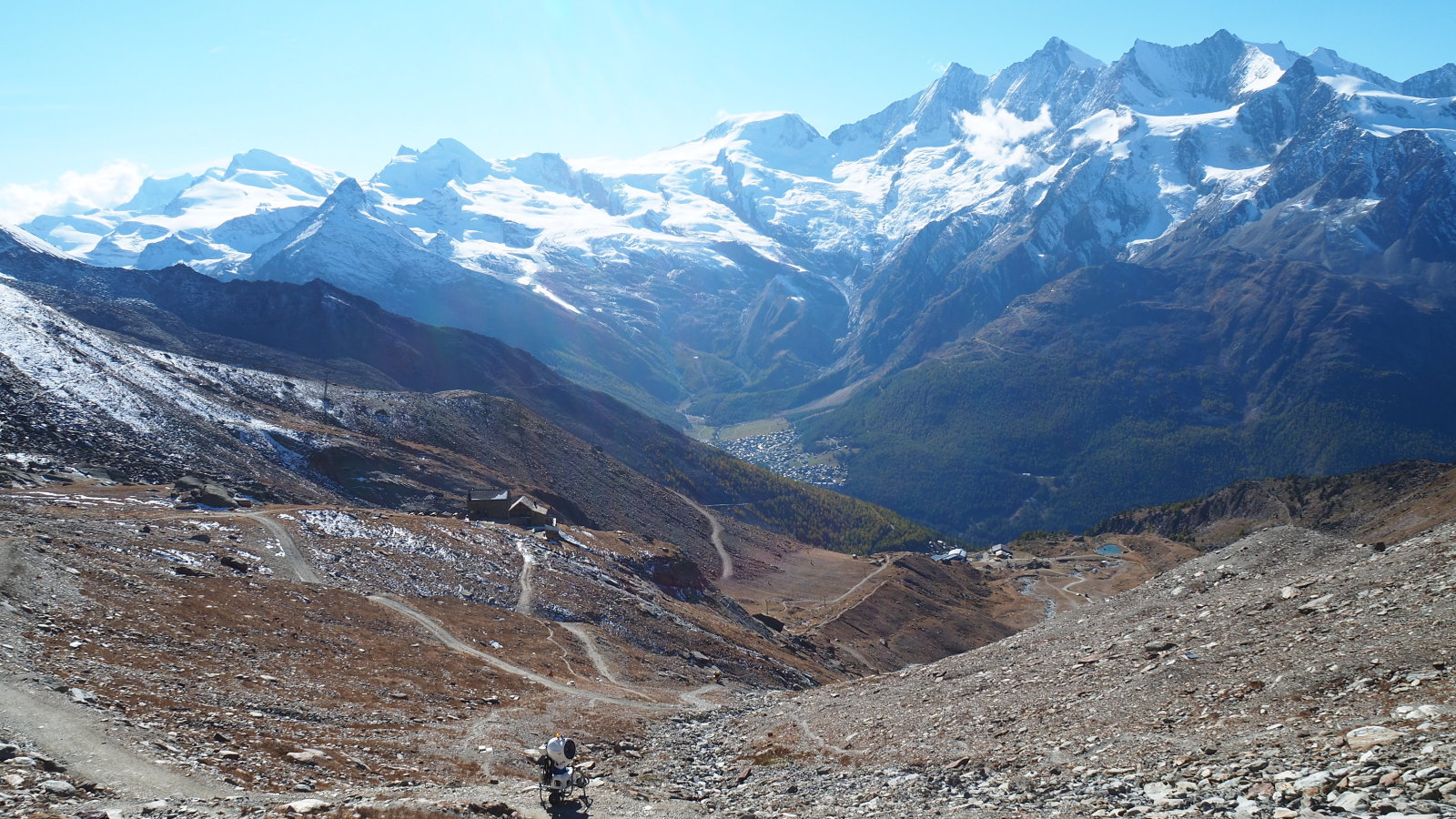 Szemben Saas Fee, bal oldalon pedig a Dufourpsitze látható