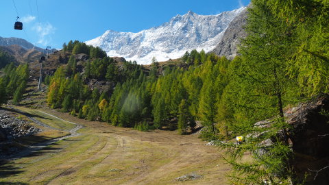 A völgyben, túrázás a sípálya mellett
