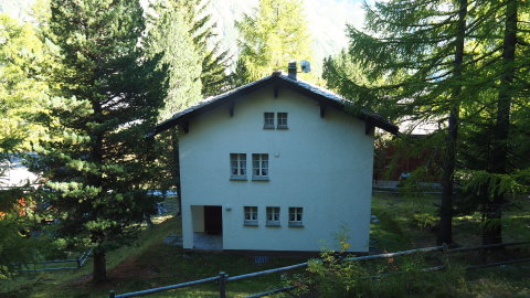 Last Christmas háza hátulról, a kerítésen ugrottak át a klippben