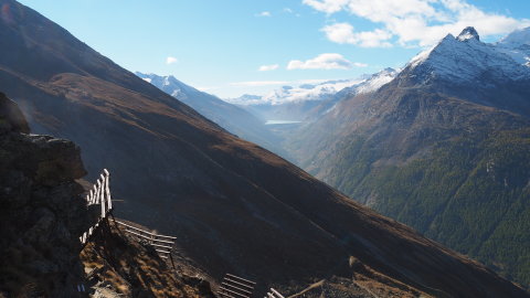 Háttérben a Mattmarksee