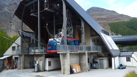 Felskinn bahn (ezzel mentek "fel" a Last Christmassban)