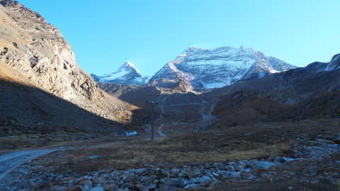 Az út a sípálya mellett visz