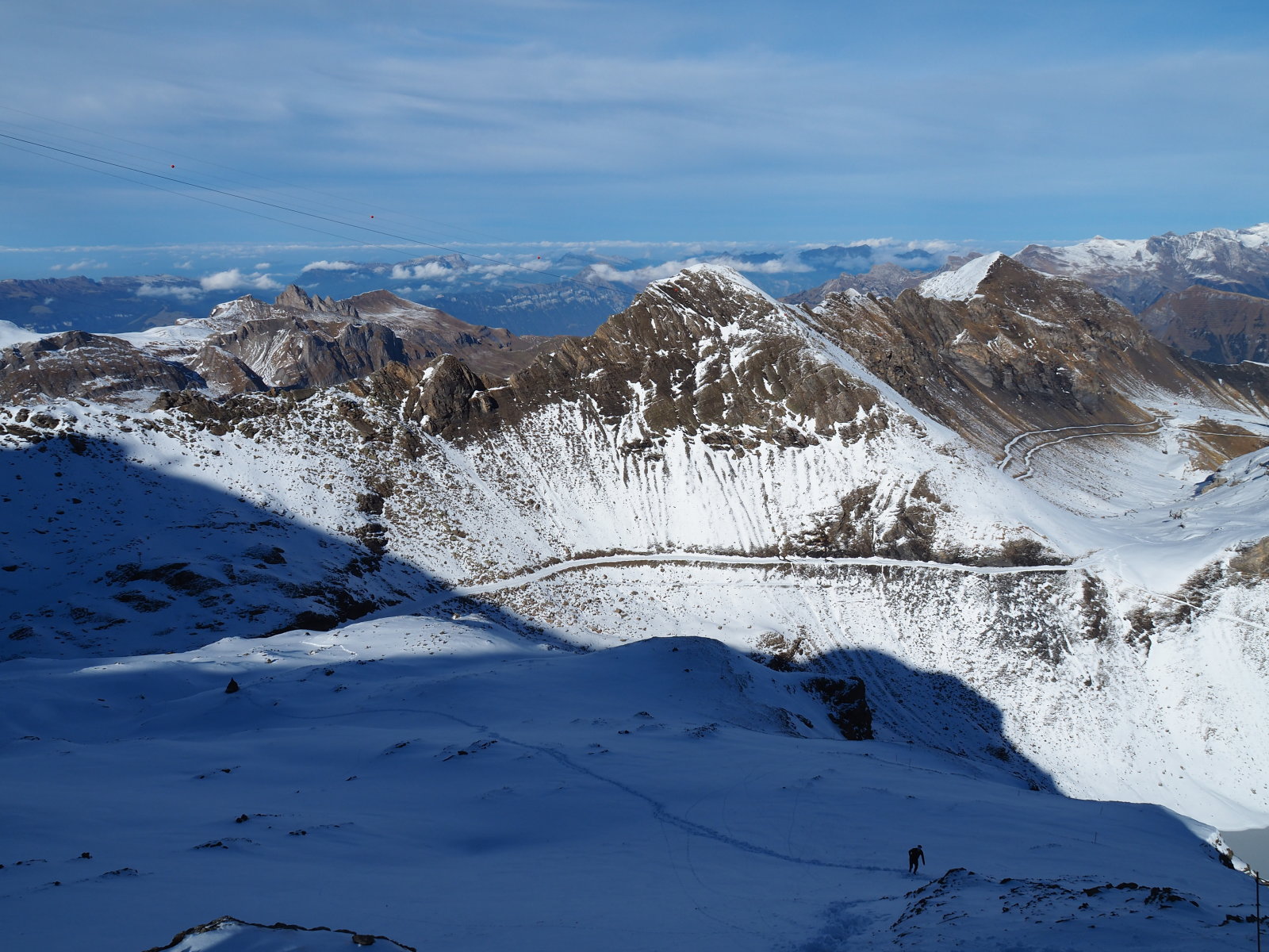 sípályák a Schilthorn környékén, ott épp fut valaki a hegyre fel