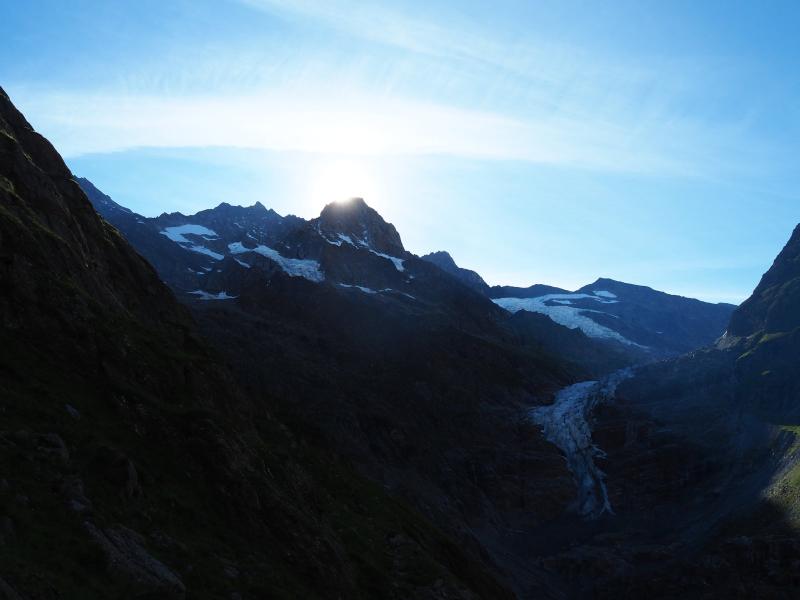 A Schreckhorn mögött felbukkan a Nap
