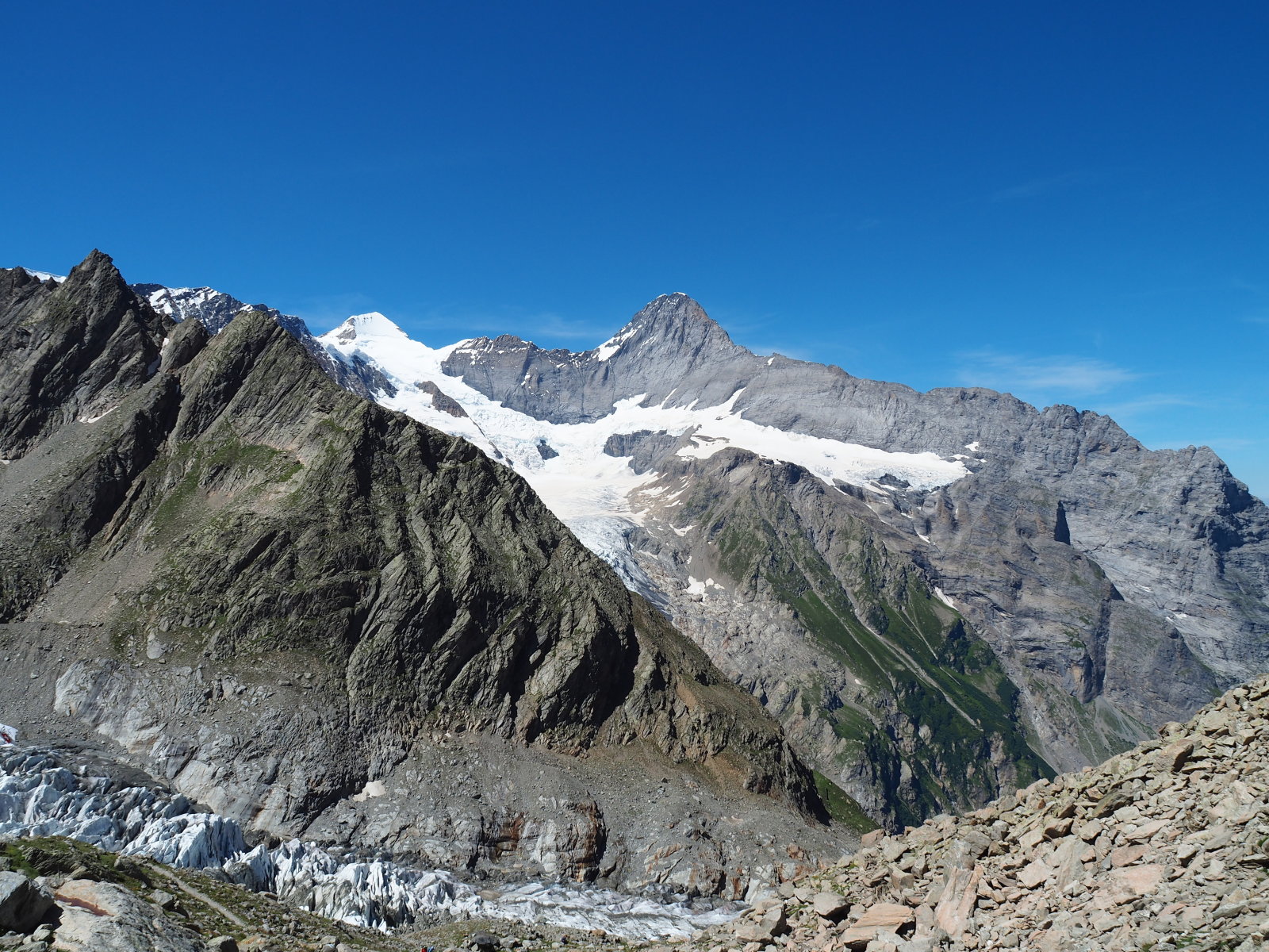 szemben jobbról balra az Eiger, Mönch csúcsai látszanak