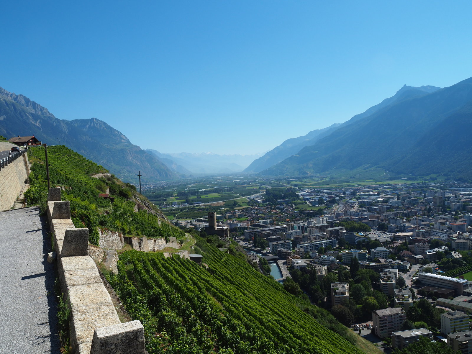 Martigny hátul a Rhone völgye