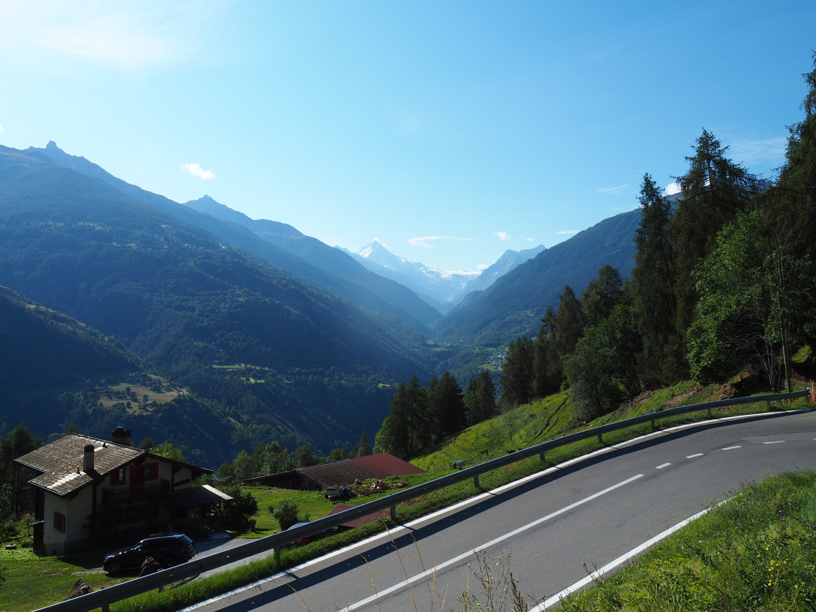 a völgy végén egy gleccser látható