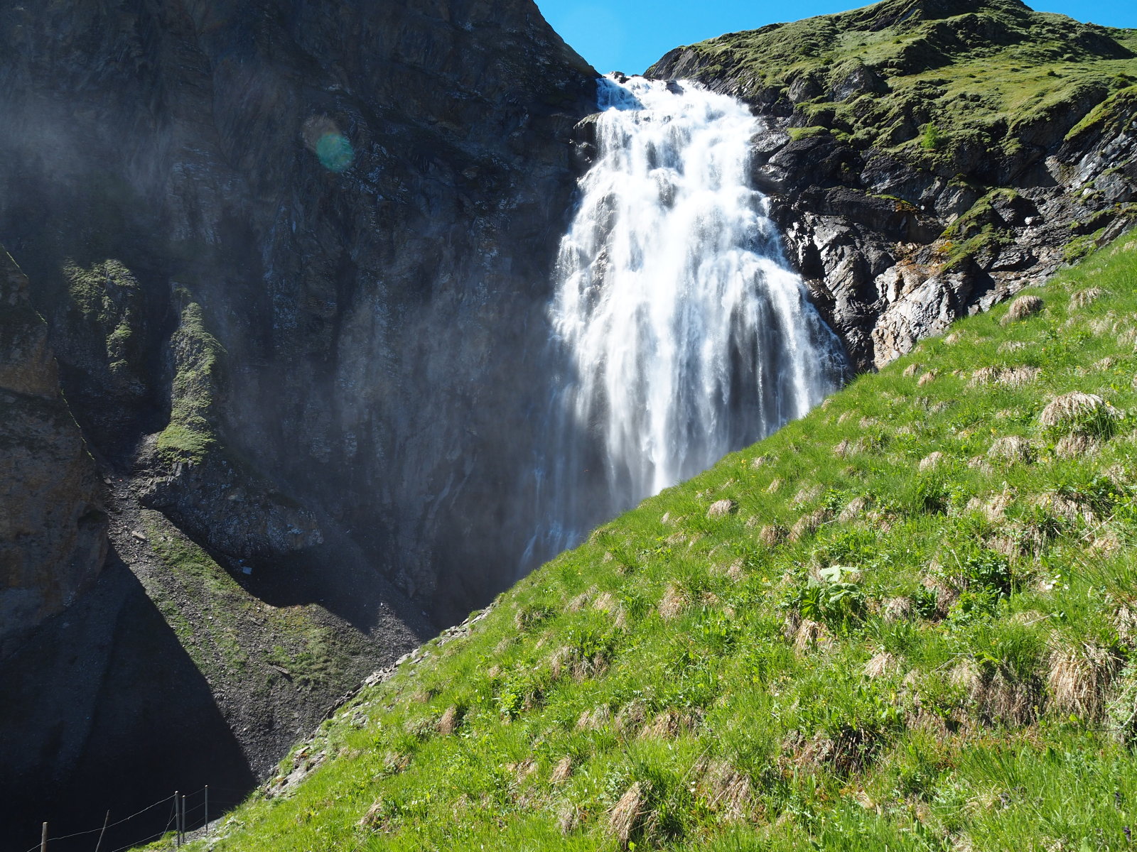 a vízesés felső része szemből