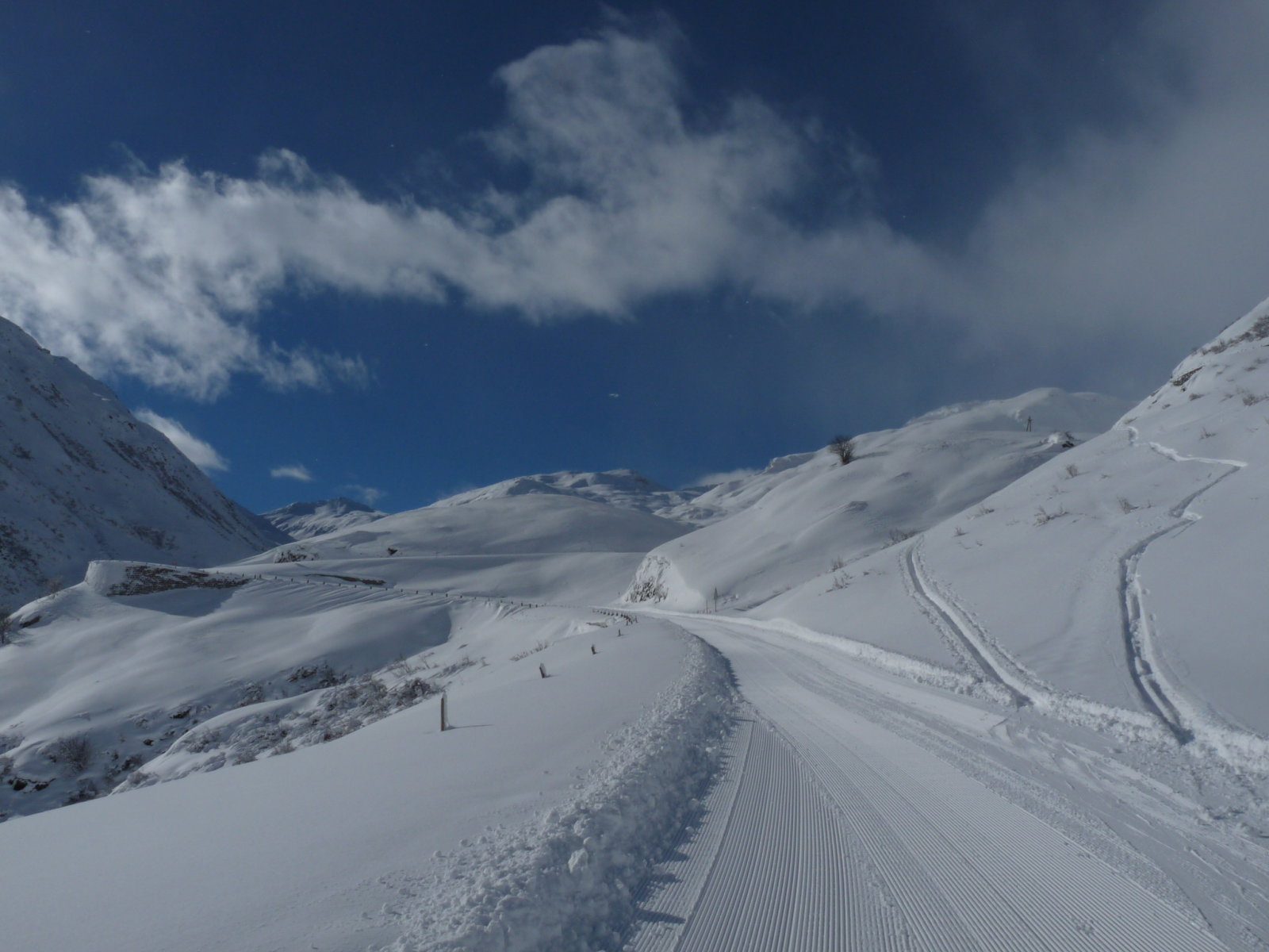 A sítúrázók az út mellett mentek